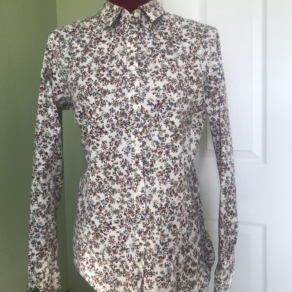 Eddie Bauer button down shirt. Stretch & wrinkle resistant. Pretty floral print!